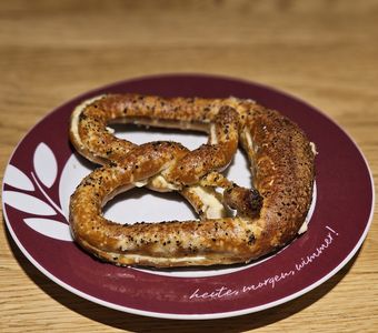 Laugenbrezel auf einem Teller
