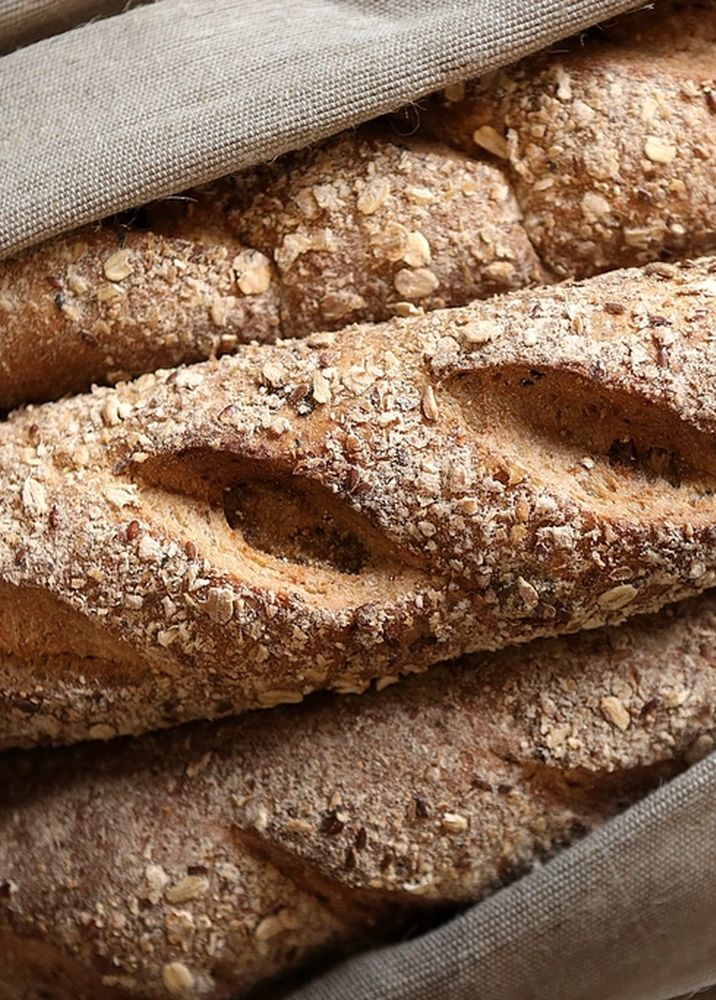 Frisch gebackene Vollkornstangen mit Körnerkruste