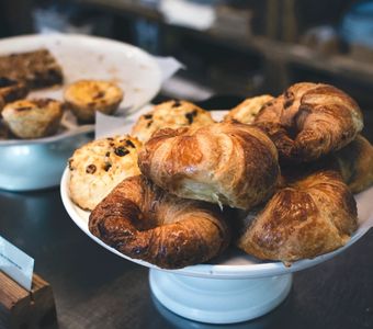Buttercroissants auf einer Etagere