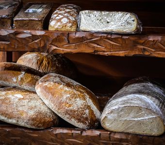 Bauernbrotlaibe im Holzregal