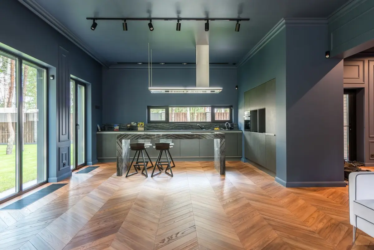 Moderne Küche mit Chevron-Parkett bis zur Terrassentür