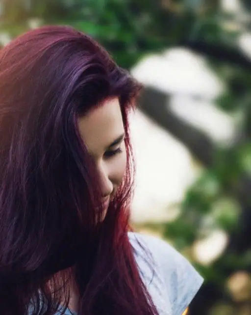 Lange Haare in Burgunderrot