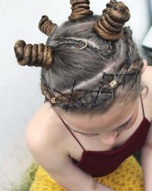Viele kleine Haarknoten mit Zöpfen