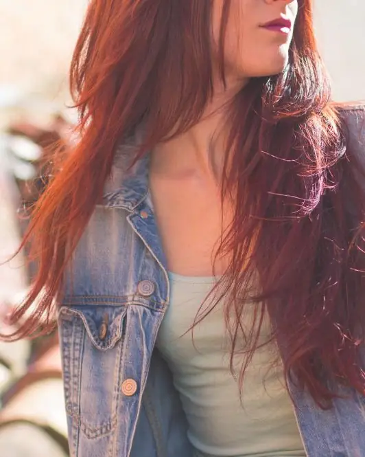 Lange Haare in Kupferrot
