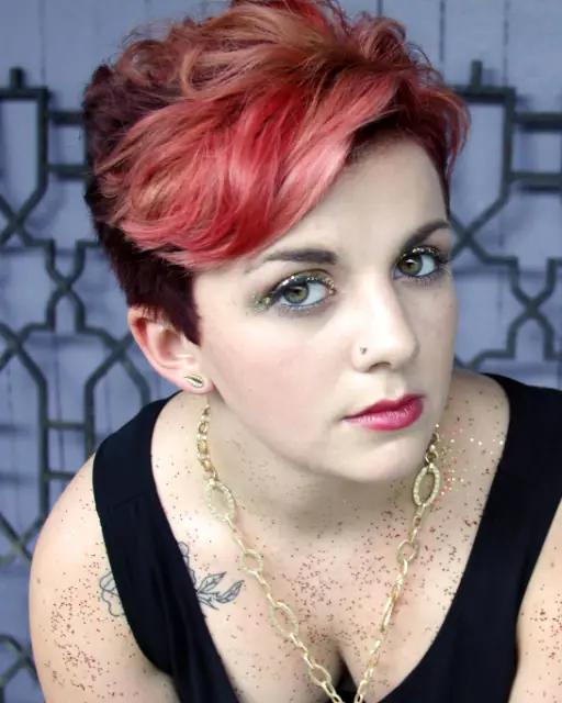 Kurzer Pixie-Schnitt in Rot