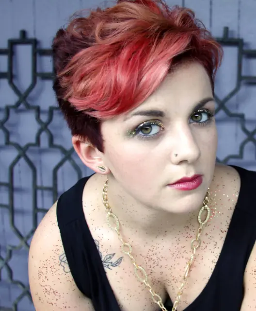Kurzer Pixie-Schnitt in Rot