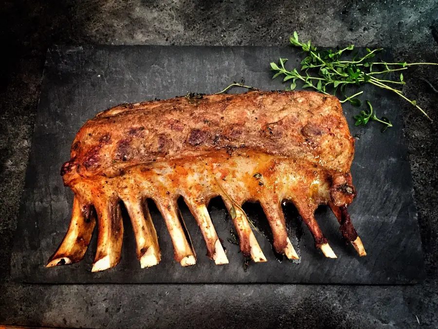 Fertige Spareribs auf Schieferplatte
