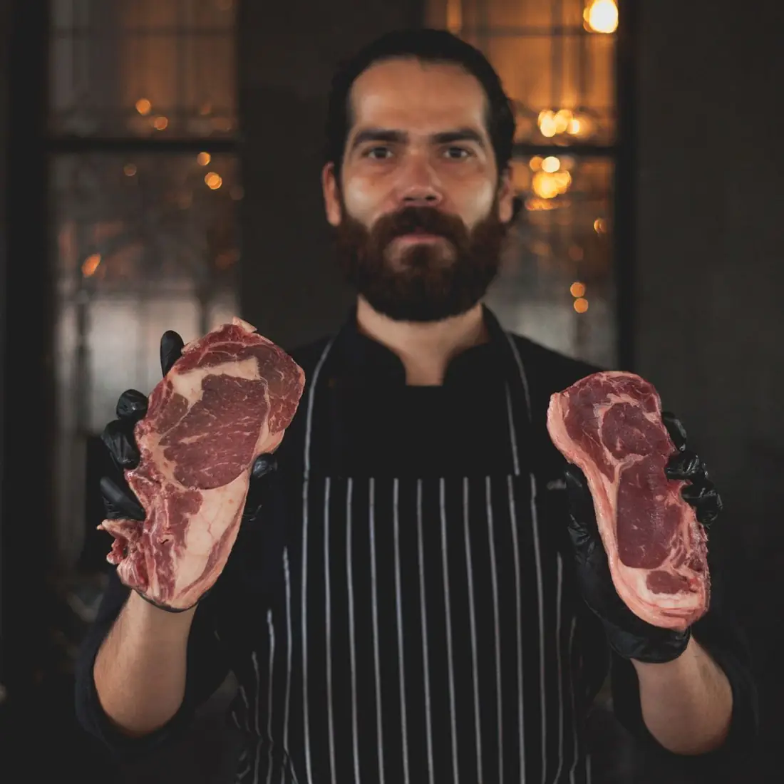 Küchenchef Markus Hölzl hält zwei Steaks