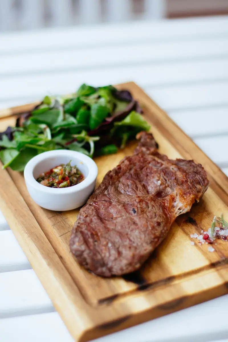Rohes Steak auf einem Holzbrett
