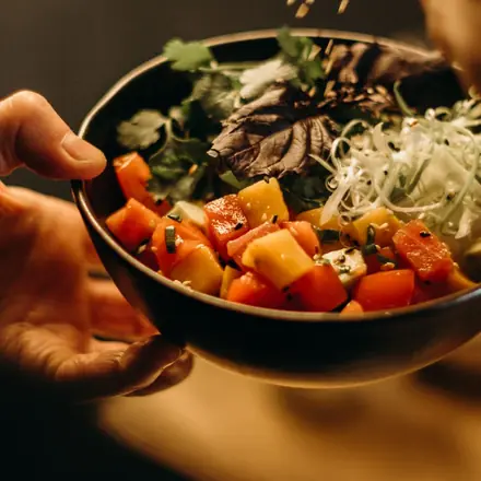 Gemüse-Bowl in dunkler Schüssel