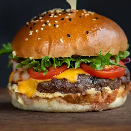 Burger mit Käse, Tomate und Salat