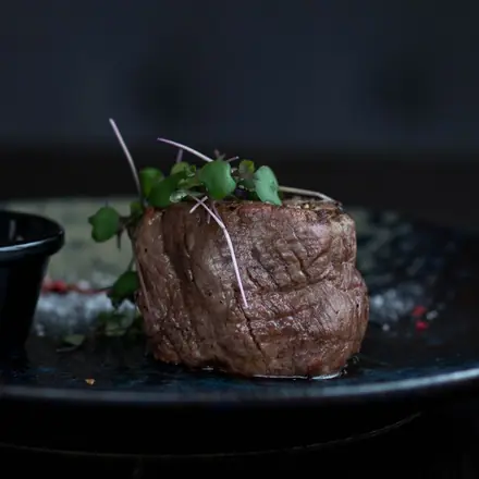 Rinderfilet auf dunklem Teller