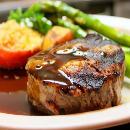 Steak mit Bratensaft und grünem Spargel